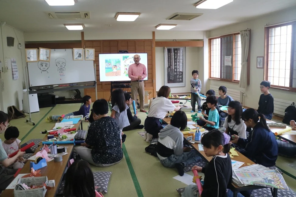 絵本作家講演会の様子。多くの町民が参加しています。