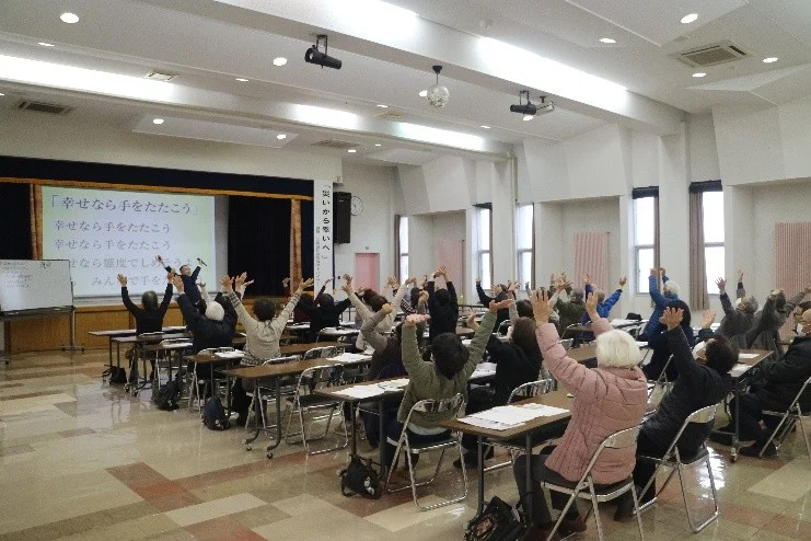 ひまわり大学の様子。男女問わず多くの人が会場に集まっています。